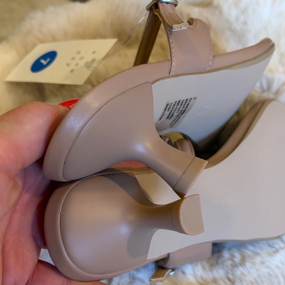 a new day Women's Tan Strappy Toe-Loop Sandals size 7 NWT - Picture 6 of 8